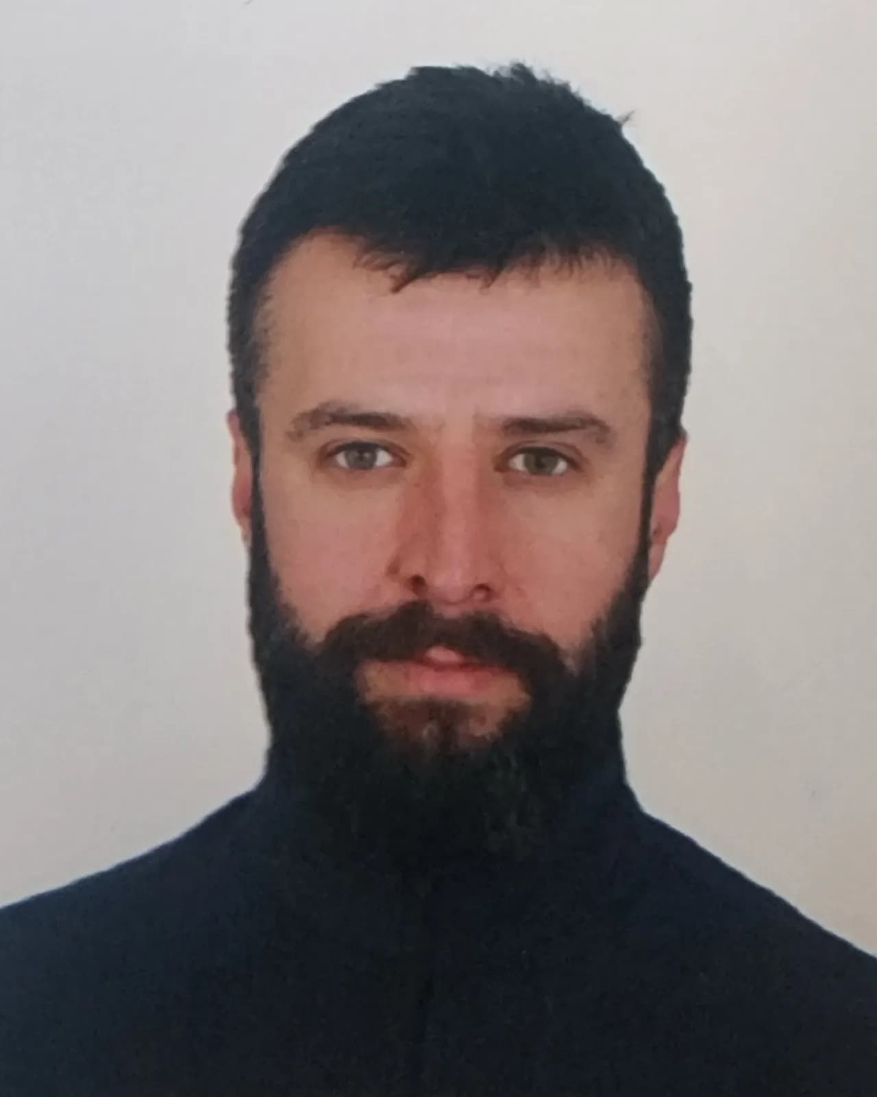 Eğitmen Şaban Arınç'ın açık renk fonlu vesikalık portresi; sakallı, koyu renk kazaklı
